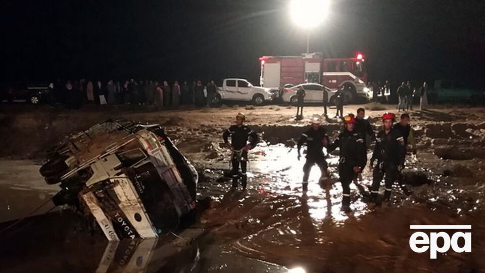 Пошук жертв повені триває