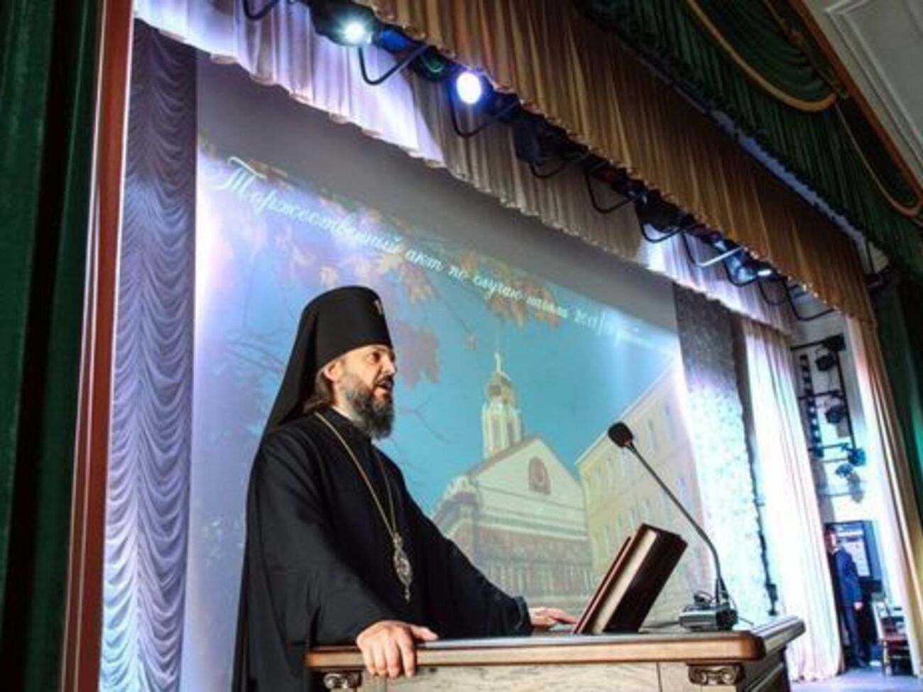 Архієпископ Амвросій летів до Києва для участі в актовому дні Київської духовної академії