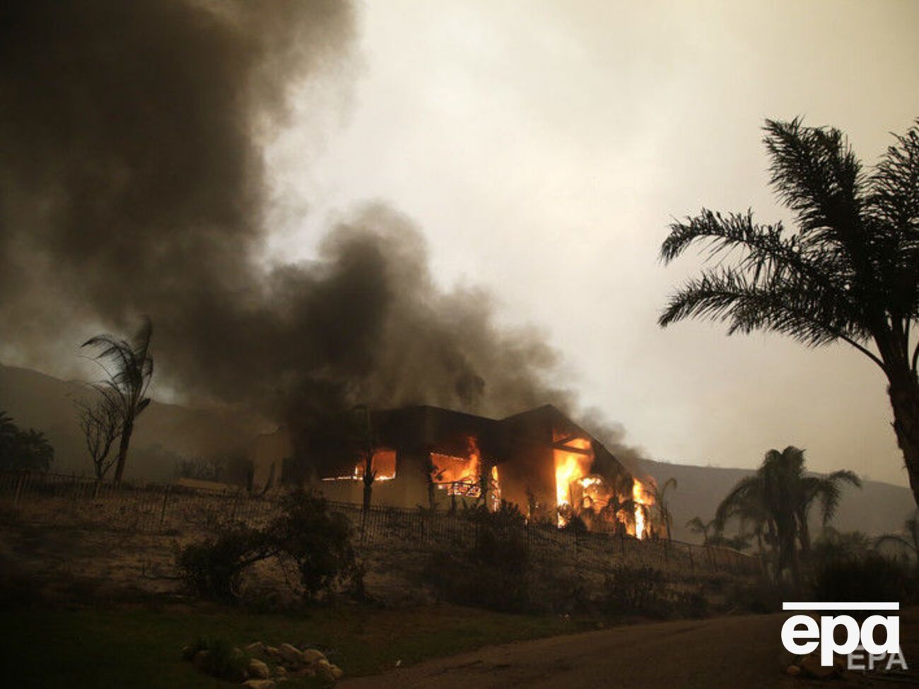 Огонь добрался до Малибу