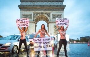 Активістки Femen провели акцію у Парижі