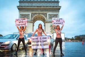 Активистки Femen провели акцию в Париже