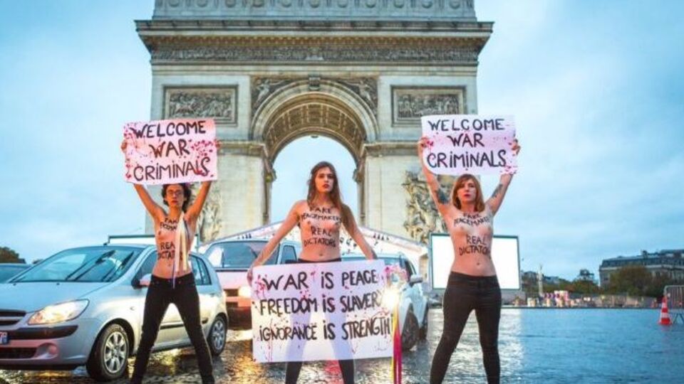Активистки Femen провели акцию в Париже