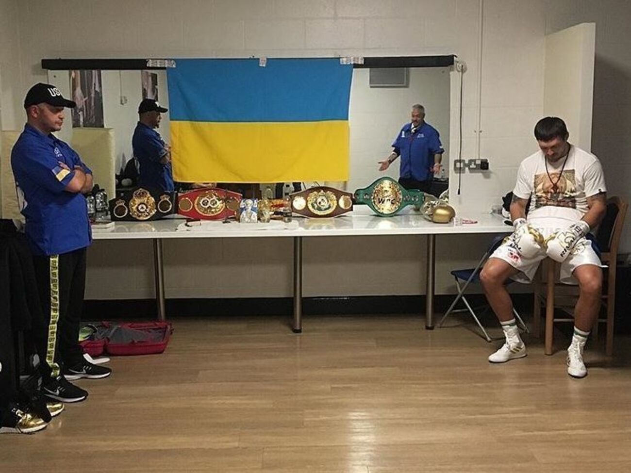 Усик (крайний справа) сохранил свои титулы