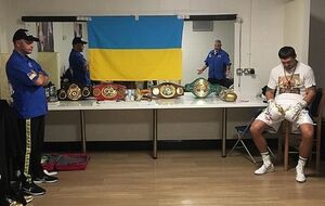 Усик (крайній праворуч) зберіг свої титули