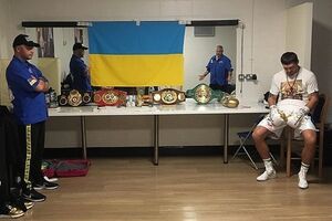 Усик (крайній праворуч) зберіг свої титули