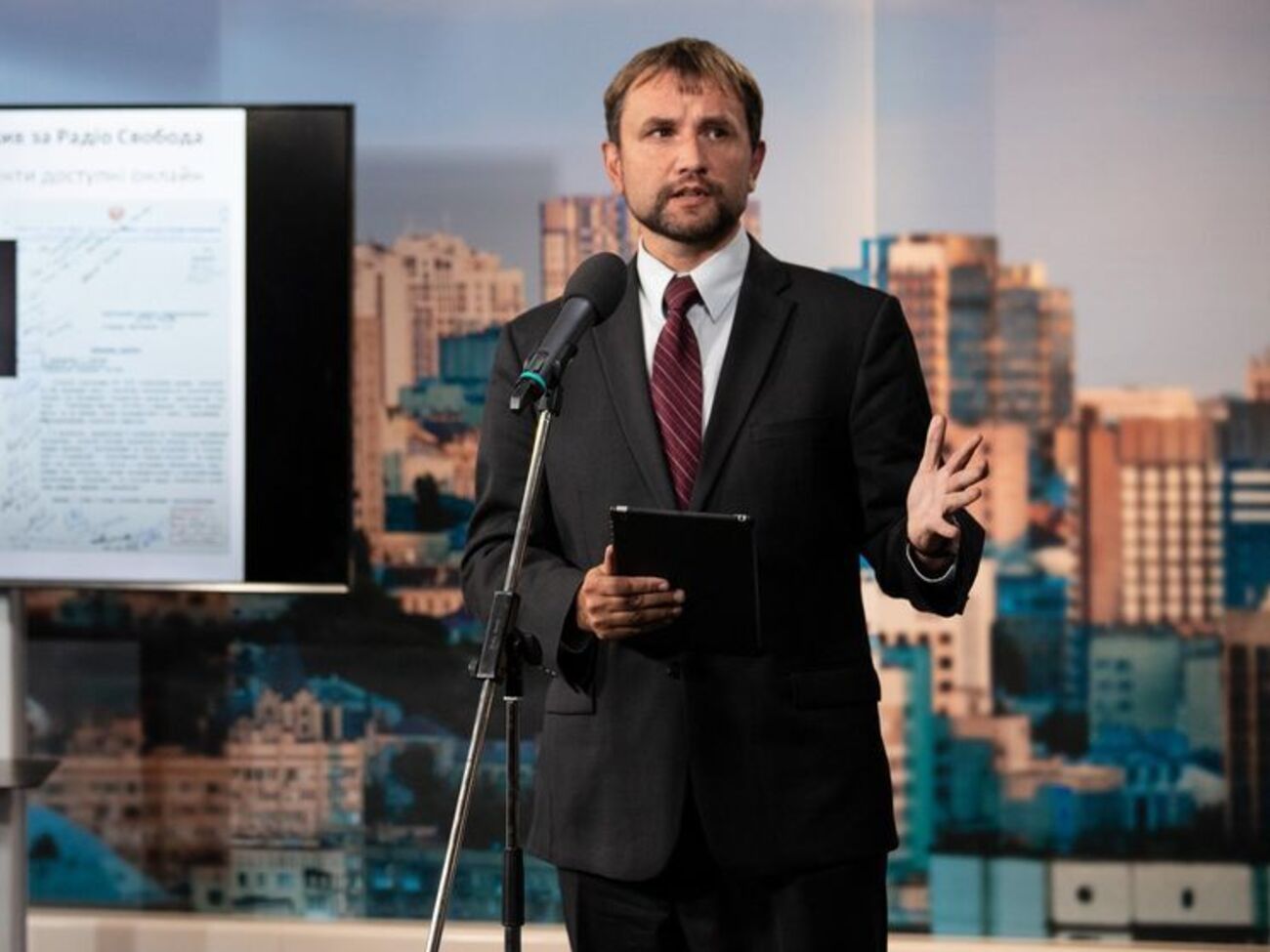 Вятрович: Украина не уделяла достаточного внимания декоммунизации Донбасса