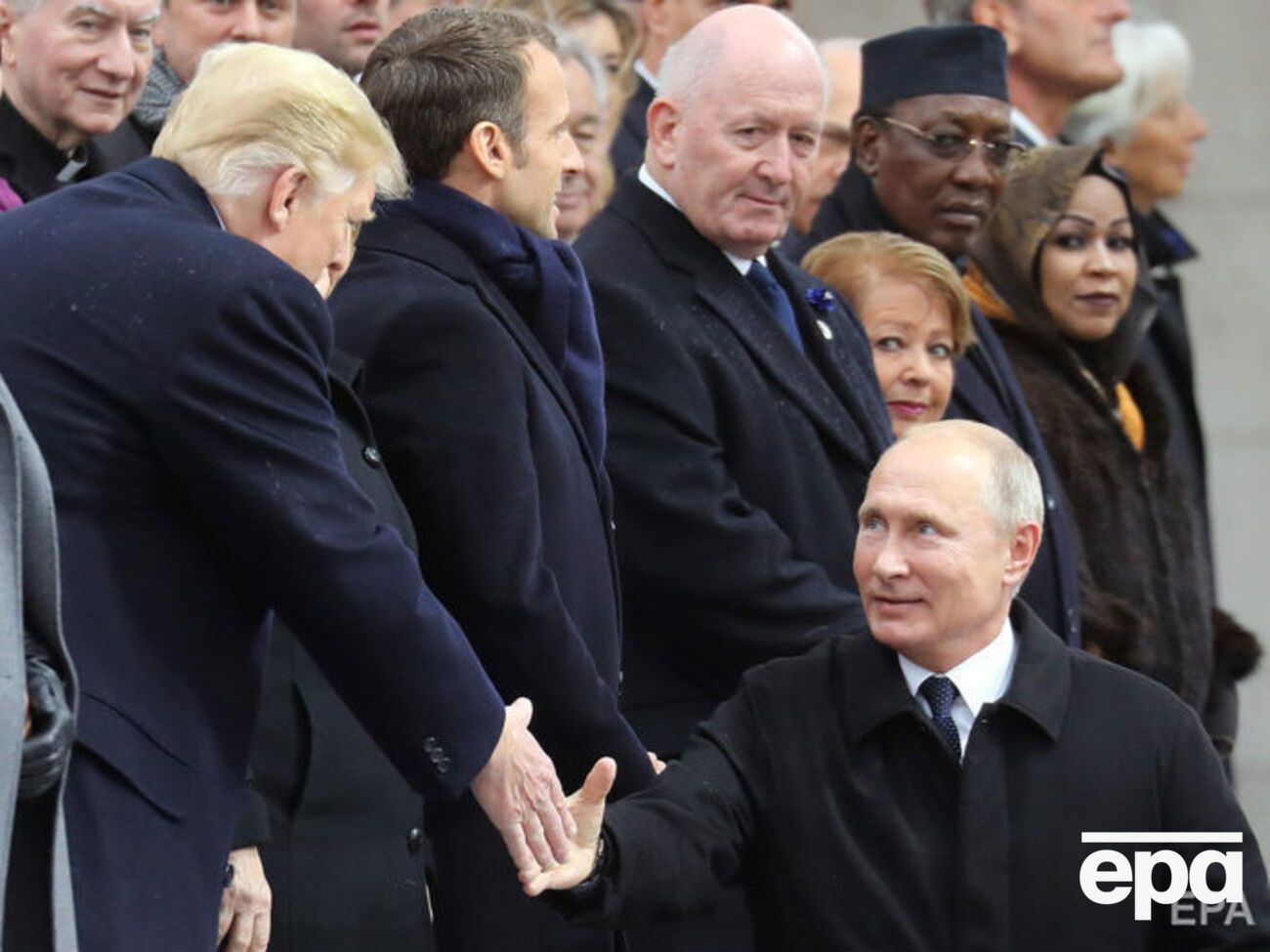 Путін (у правому нижньому куті) потиснув руку Трампу