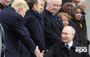 Путін (у правому нижньому куті) потиснув руку Трампу