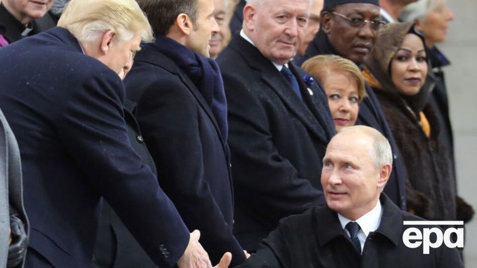Путин (в правом нижнем углу) пожал руку Трампу