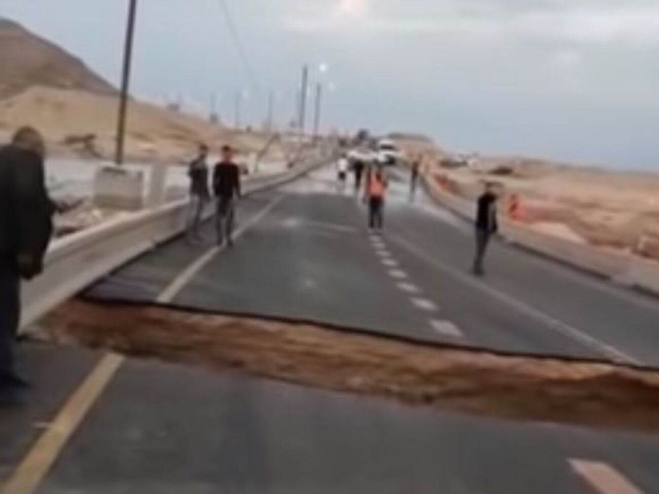 Провал утворився поперек дороги