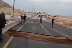 Провал утворився поперек дороги