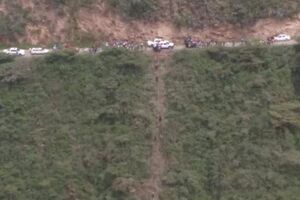 Автобус упал с высоты 90 метров