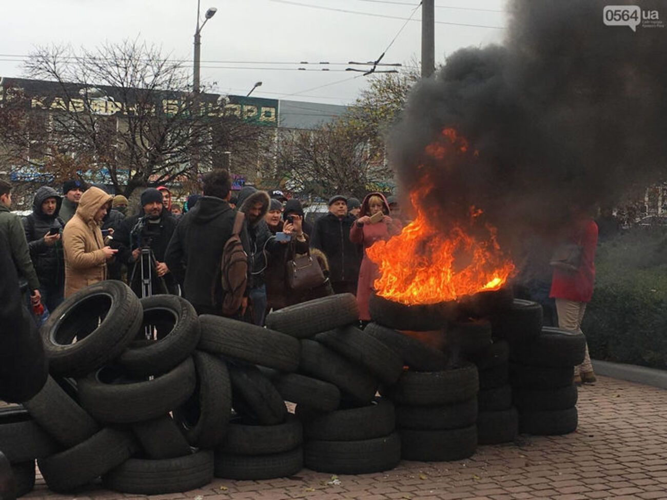 Протестующие под "Криворожгазом" требуют дать тепло в их жилье