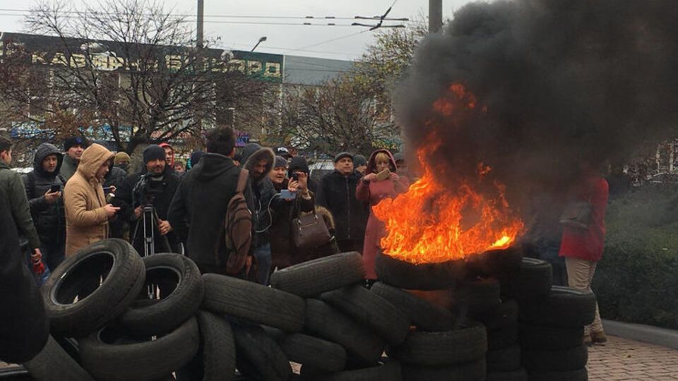 Протестующие под "Криворожгазом" требуют дать тепло в их жилье