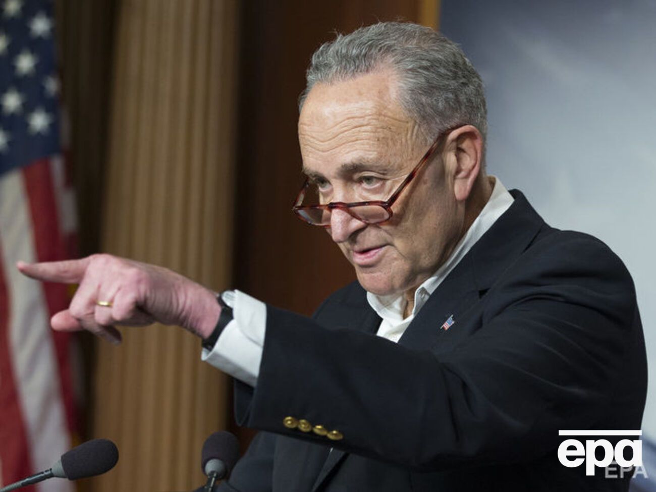 Шумер: До положення в закон про витрати уряду буде внесено вимогу про те, щоб спеціальному прокурору Мюллеру дозволили безперешкодно завершити розслідування