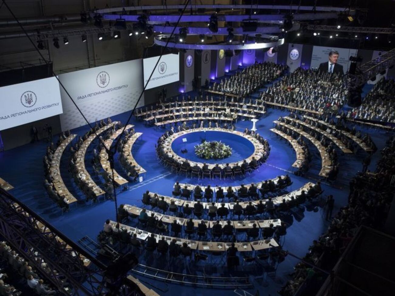 Порошенко: Мы быстро подготовим изменения в Конституцию, которые позволят нам решительно продолжить наступление в защиту децентрализации