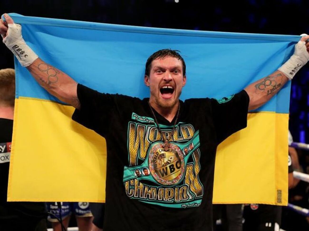 Усик защитил чемпионские титулы