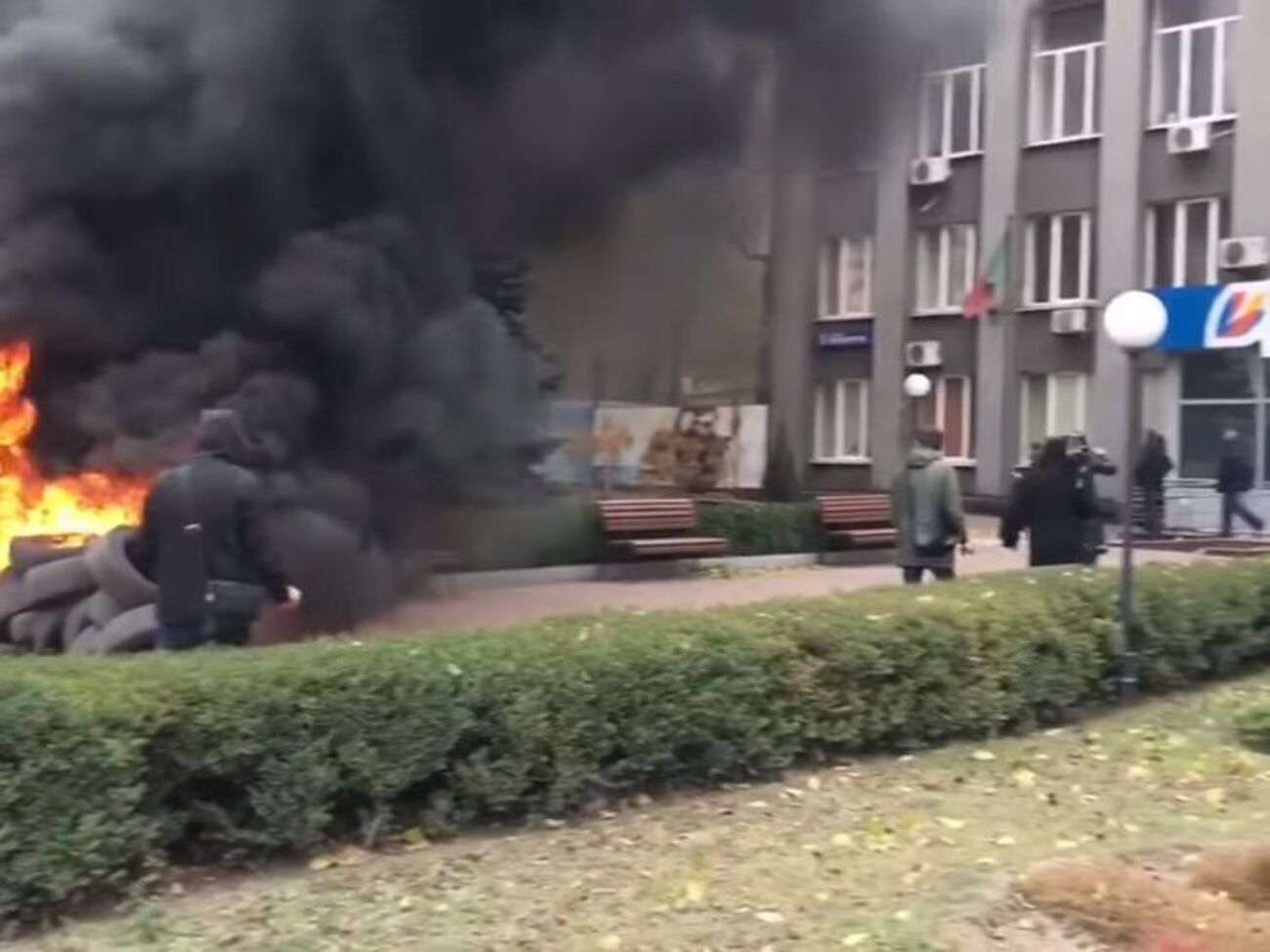 Протестувальники палять покришки під "Криворіжгазом"