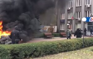 Протестующие жгут покрышки под "Криворожгазом"