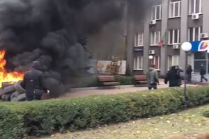Протестувальники палять покришки під "Криворіжгазом"
