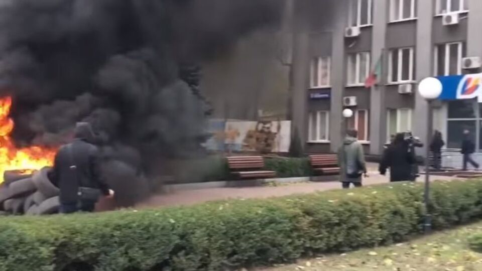 Протестувальники палять покришки під "Криворіжгазом"