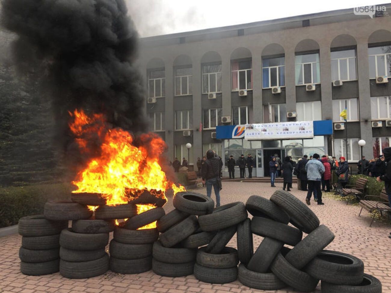 Містяни підпалили шини перед входом до будівлі "Криворіжгазу"