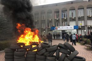 Містяни підпалили шини перед входом до будівлі "Криворіжгазу"