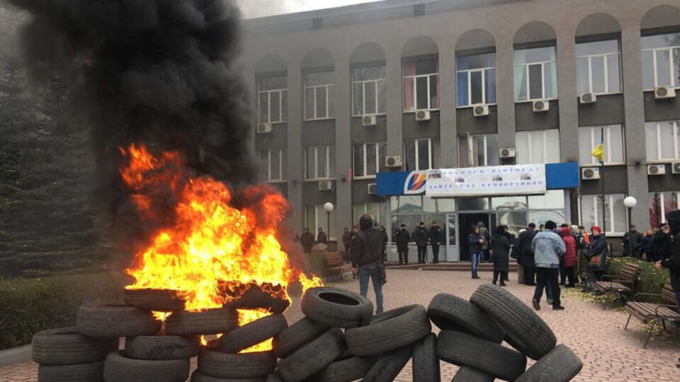 Містяни підпалили шини перед входом до будівлі "Криворіжгазу"