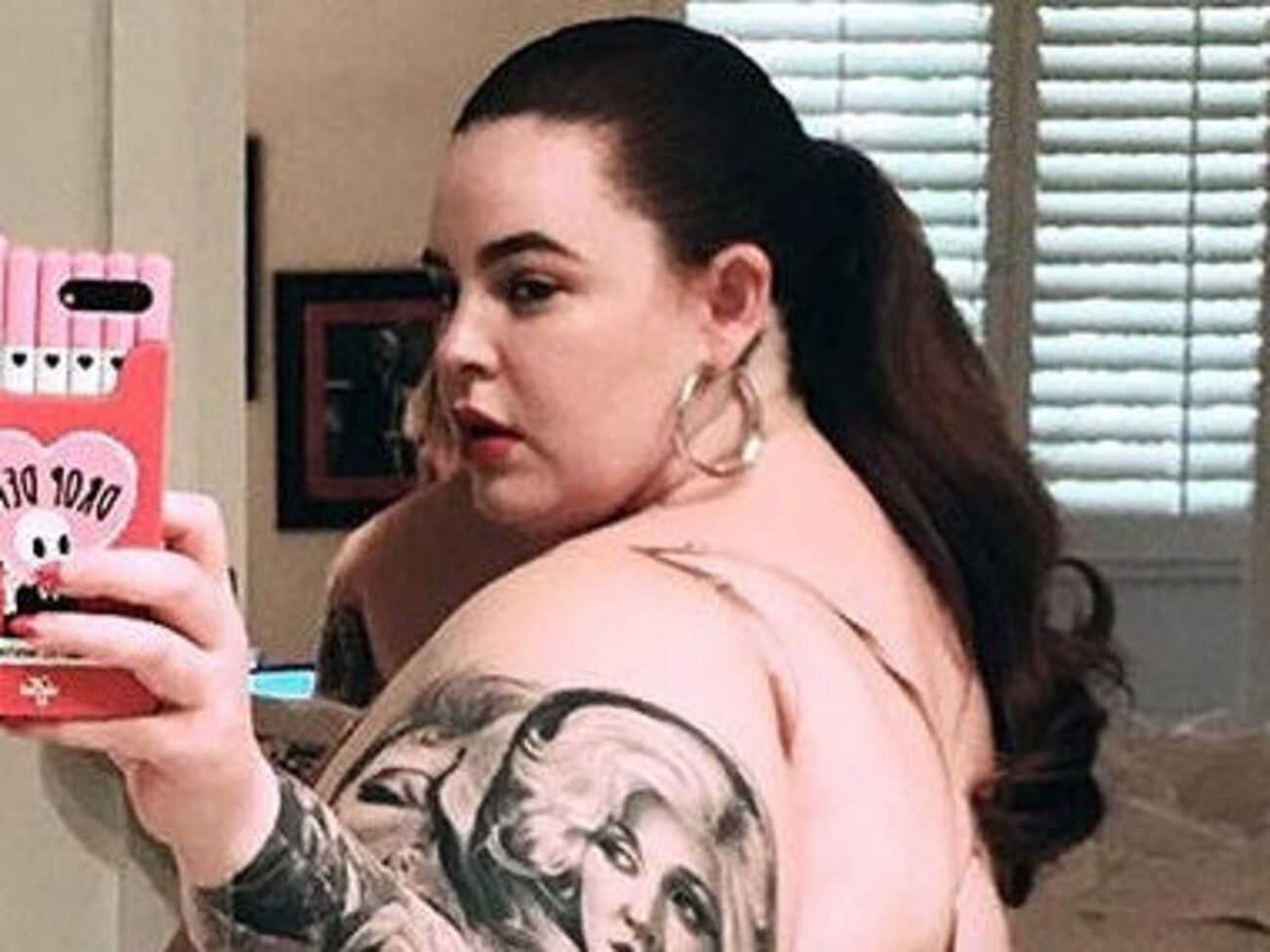 Голлідей: Поцілуйте мою товсту дупу, VS