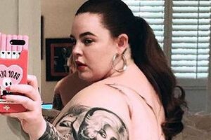 Голлідей: Поцілуйте мою товсту дупу, VS