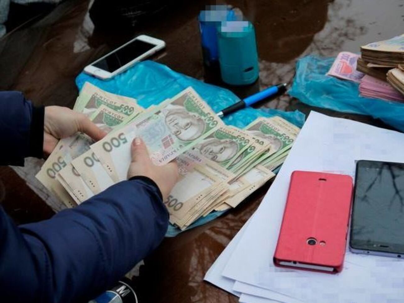 Згідно з опитуванням, більшість українців – 55% – готова жорстко карати корупціонерів
