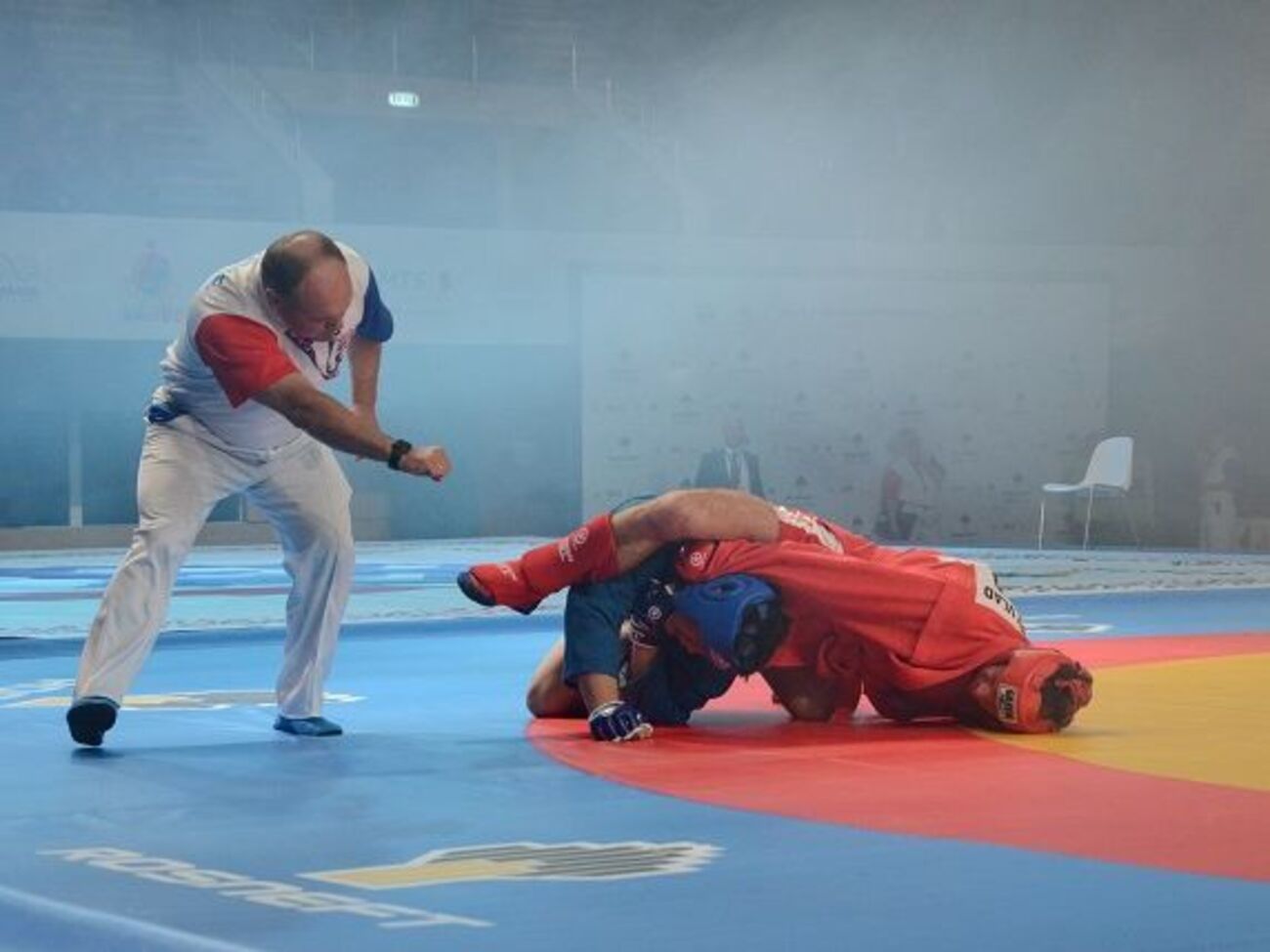 Владислав Руднєв (у червоному) виступав у ваговій категорії до 74 кг