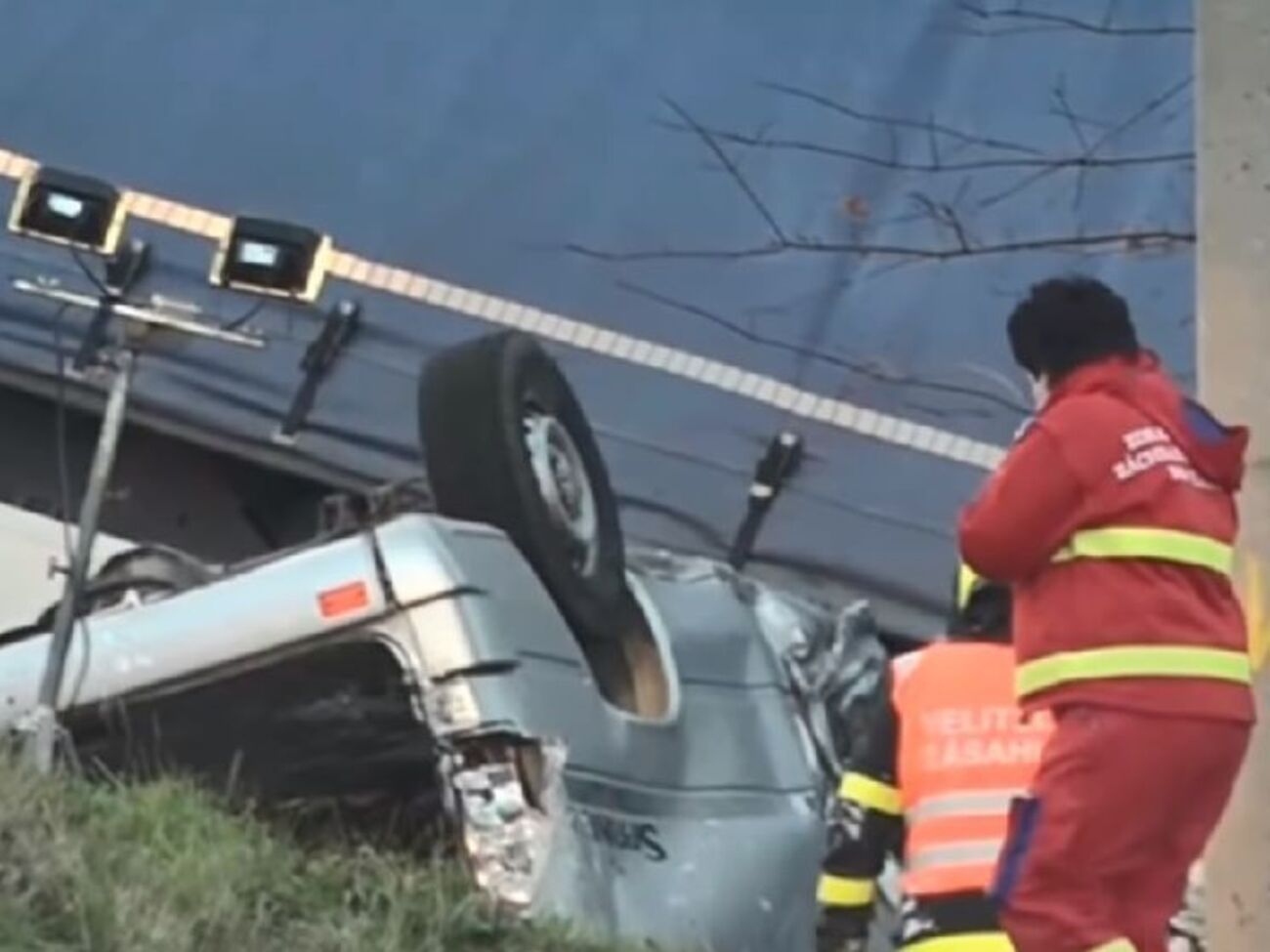 После столкновения микроавтобус перевернулся