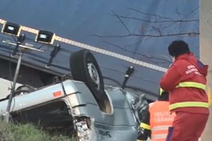 Після зіткнення мікроавтобус перекинувся