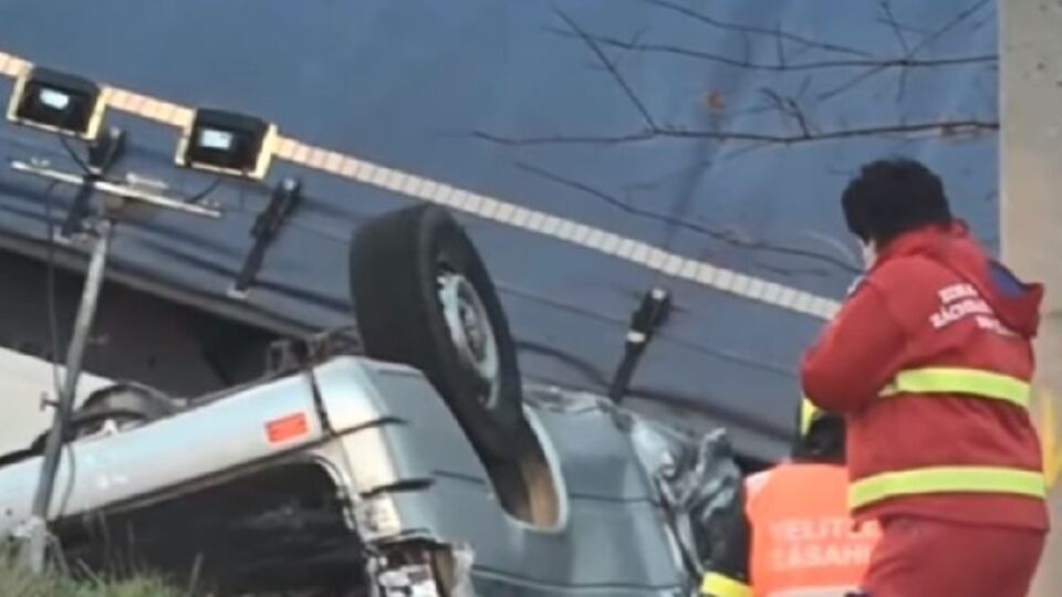 После столкновения микроавтобус перевернулся