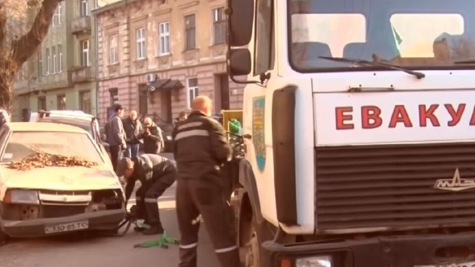 Во Львове насчитали 67 брошенных машин