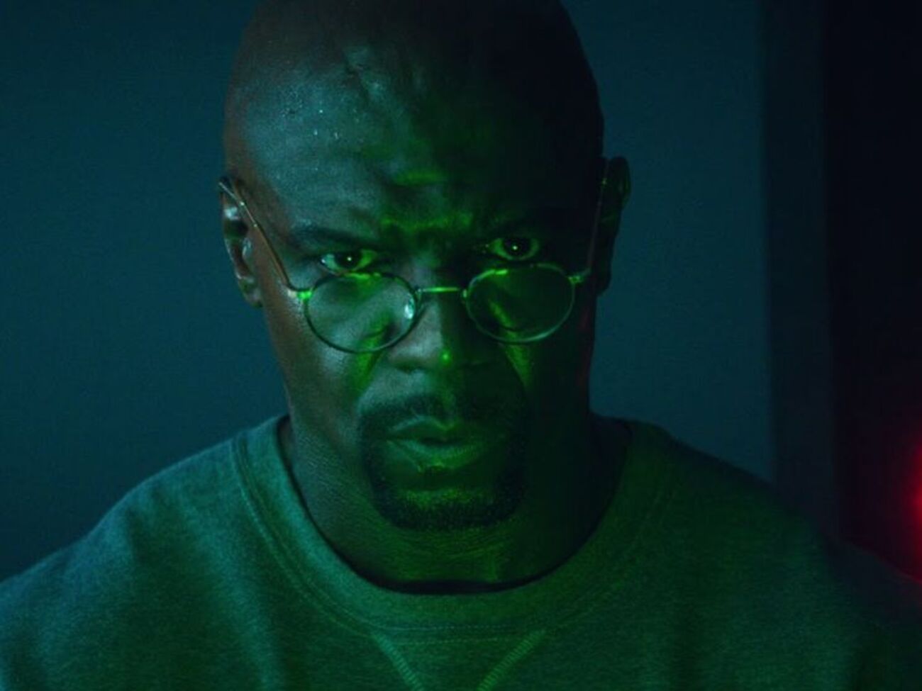 Главную роль в ролике исполнил американский футболист и актер Терри Крюс