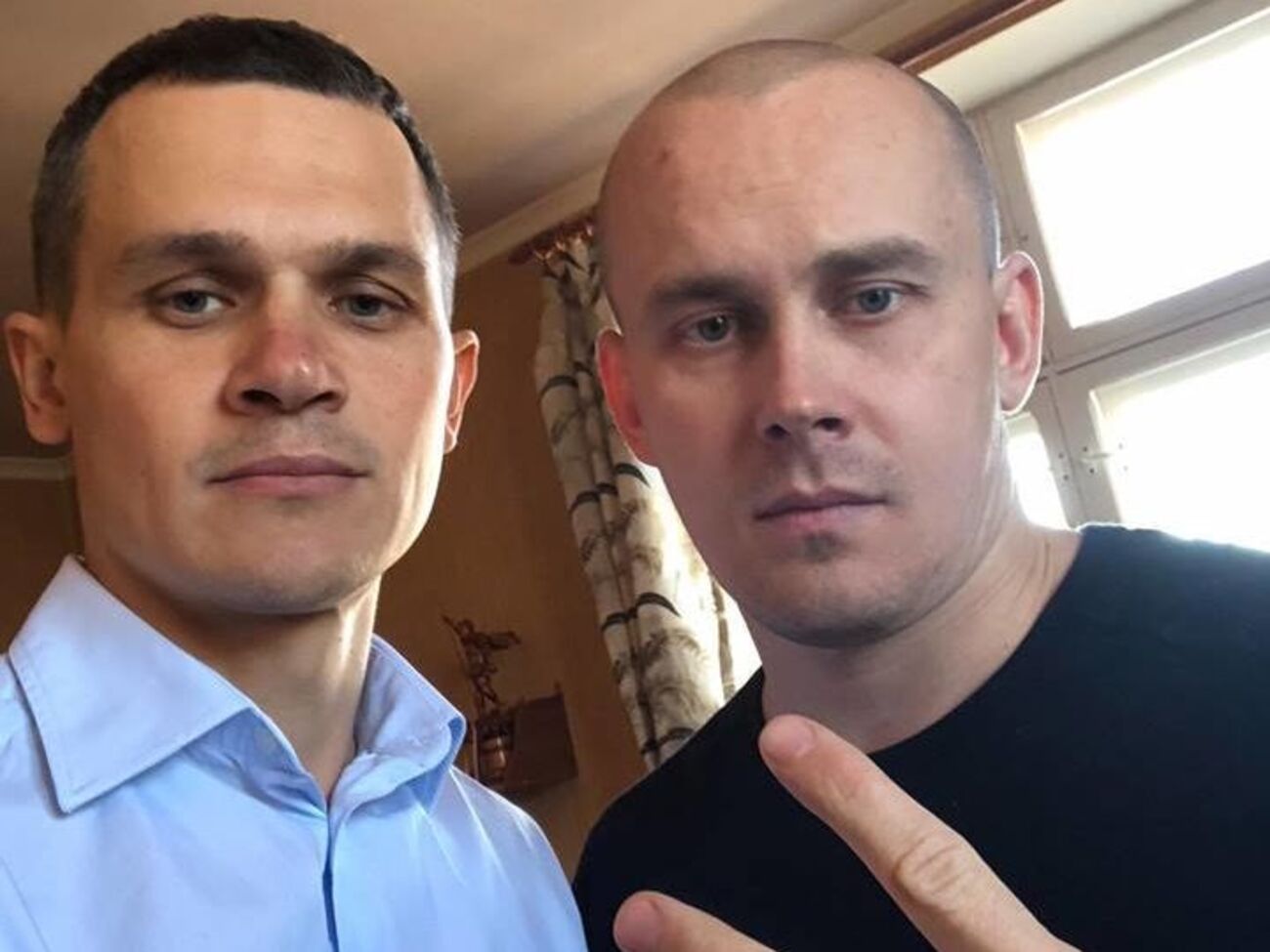 Олексій Кучер (ліворуч) повідомив, що ще не ухвалено рішення, чи подавати апеляцію на ухвалу судді про продовження арешту Олегу Ширяєву (праворуч)