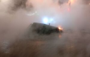 В образовавшуюся яму провалилась машина Dacia Logan