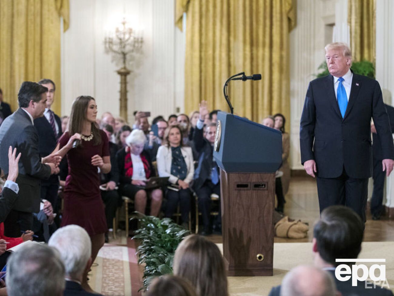 В Белом доме обвинили&nbsp;Акосту&nbsp;(стоит слева) в "неподобающем поведении" в отношении девушки-стажера