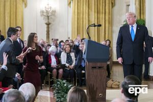 В Белом доме обвинили Акосту (стоит слева) в "неподобающем поведении" в отношении девушки-стажера