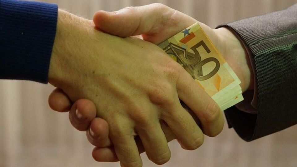 Українці незадоволені хабарництвом в органах влади