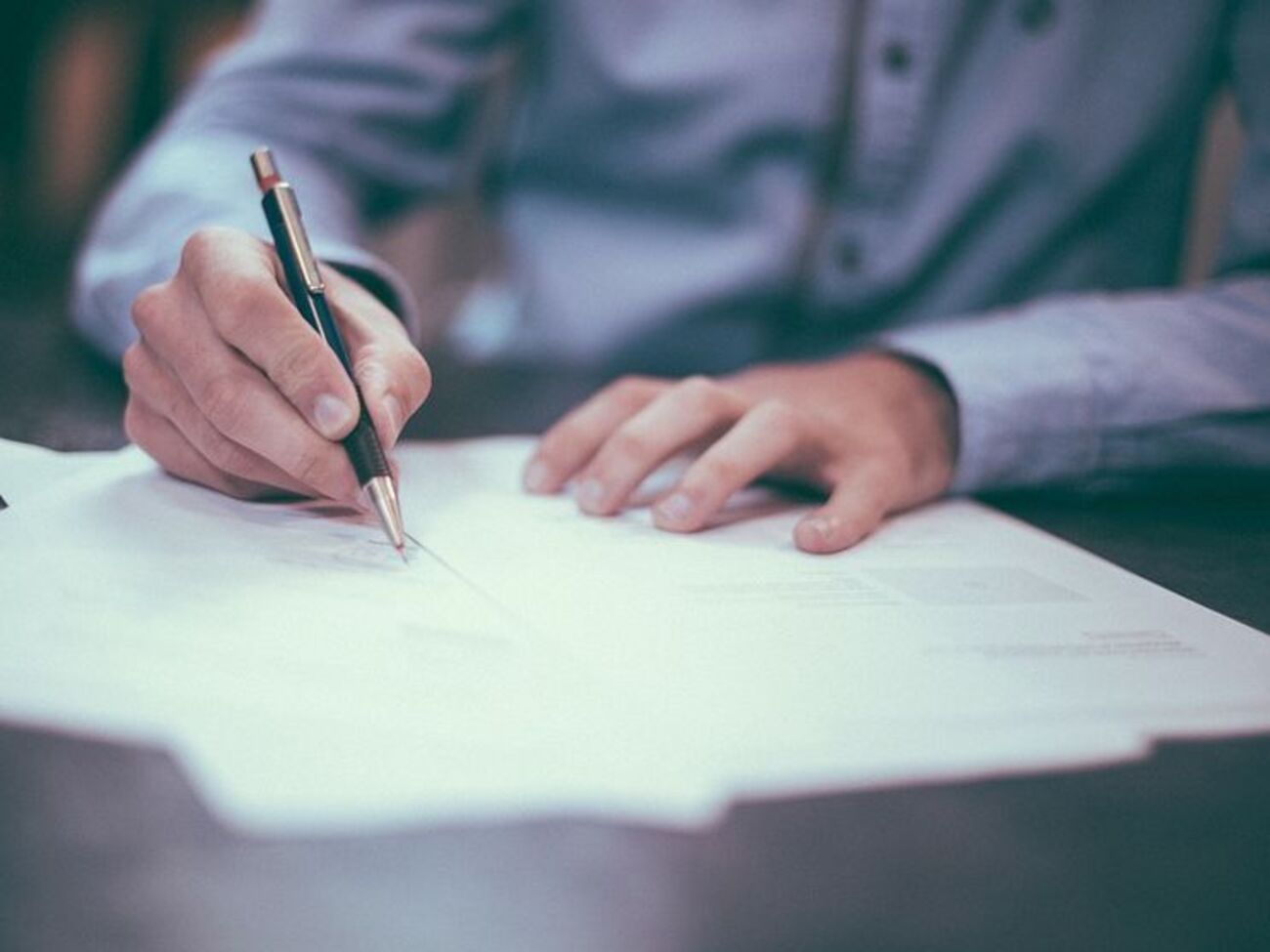 Для того, чтобы товары санкционных украинских компаний начали тормозить на таможне, необходим отдельный документ, сообщил источник