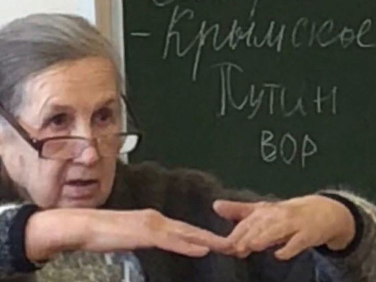 Один з учнів написав на дошці фразу "Путін злодій"