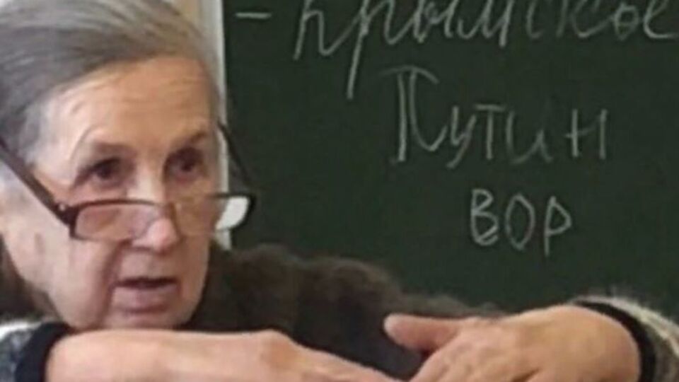 Один з учнів написав на дошці фразу "Путін злодій"