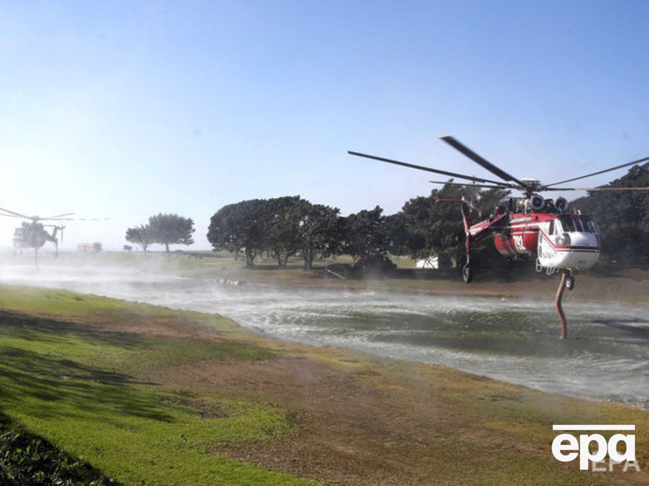 Пожежники в Каліфорнії досі борються з вогнем
