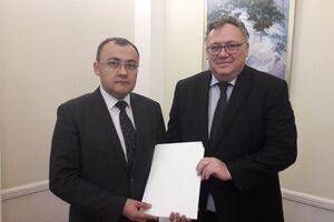 Иштван Ийдярто (справа) вручил верительные грамоты Василию Боднару