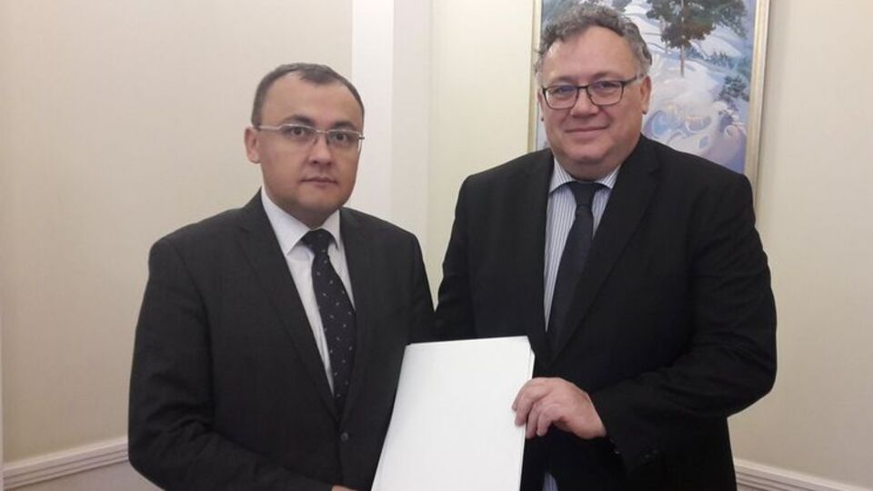 Іштван Ійдярто (праворуч) вручив вірчі грамоти Василю Боднару