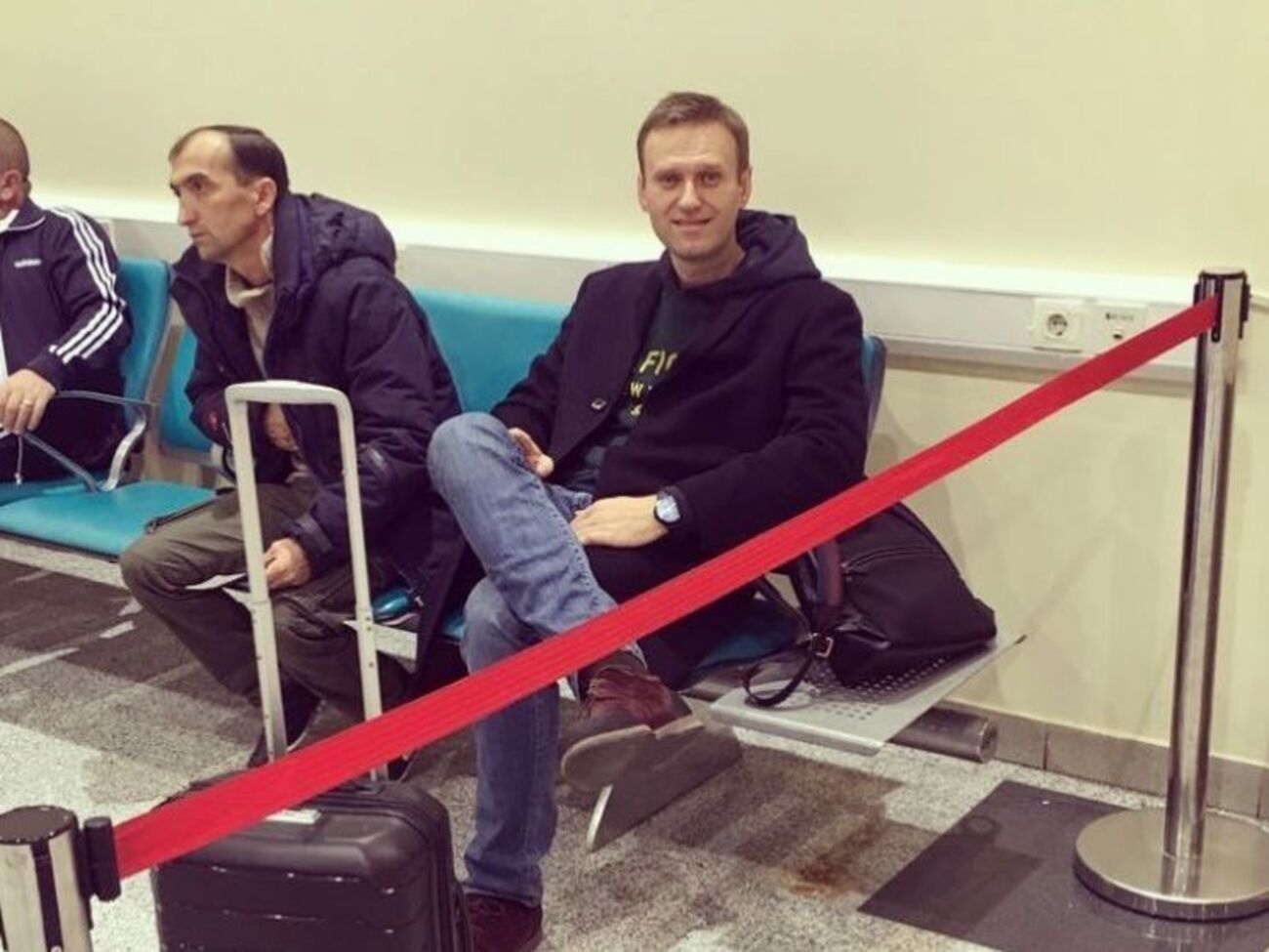 Навальный (крайний справа) не смог вылететь из Москвы