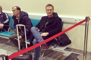 Навальный (крайний справа) не смог вылететь из Москвы